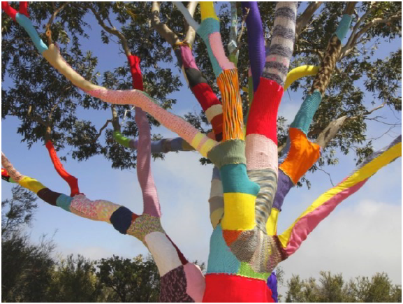 Photo d'un arbre enveloppé de fil tricoté